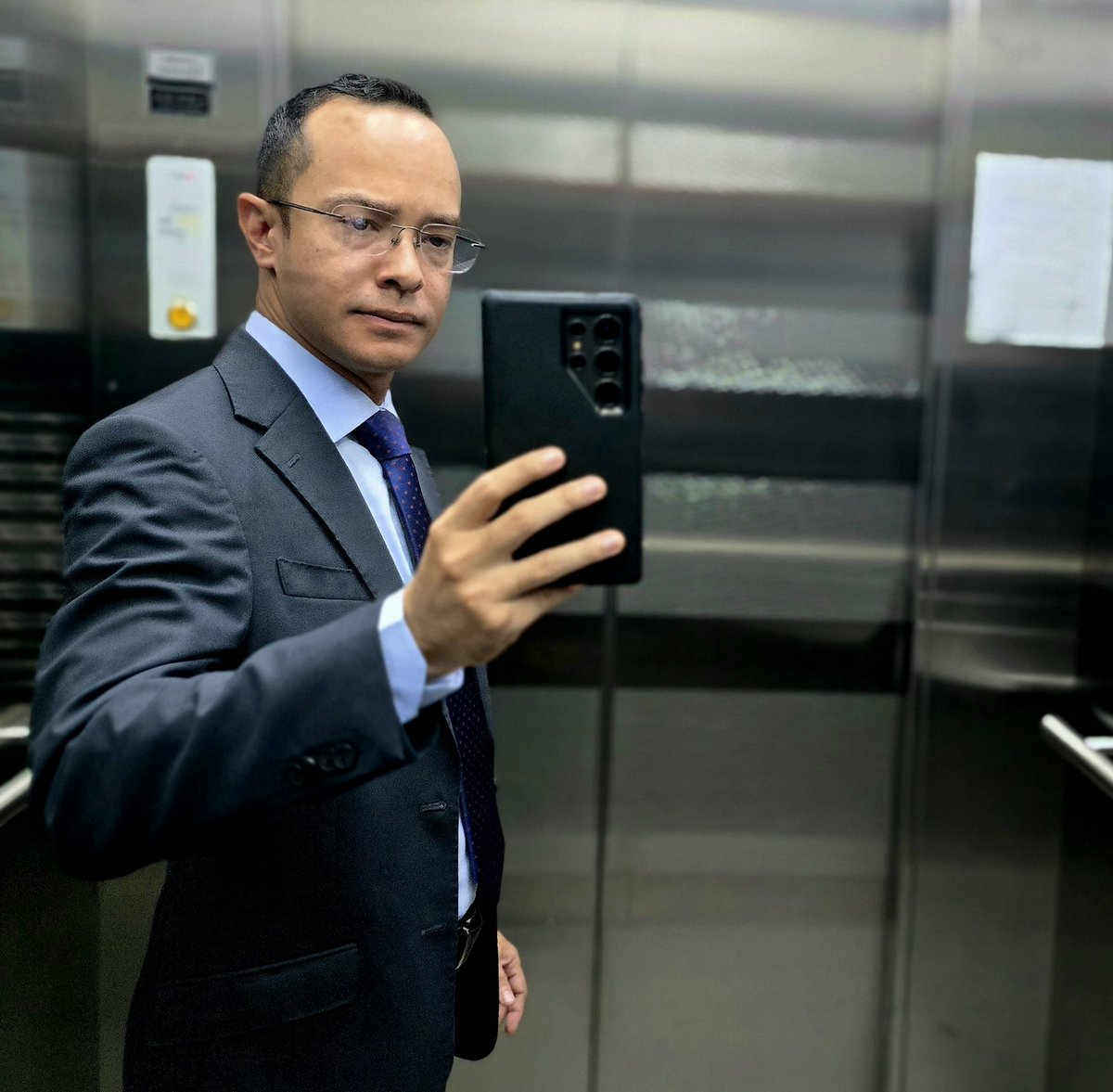 Hoy hay sesión del Concejo Municipal.

Llevo conmigo las preocupaciones y esperanzas de muchas familias  de Parque Lefevre.

Nuestro compromiso es claro: Proponer, fiscalizar y exigir soluciones.