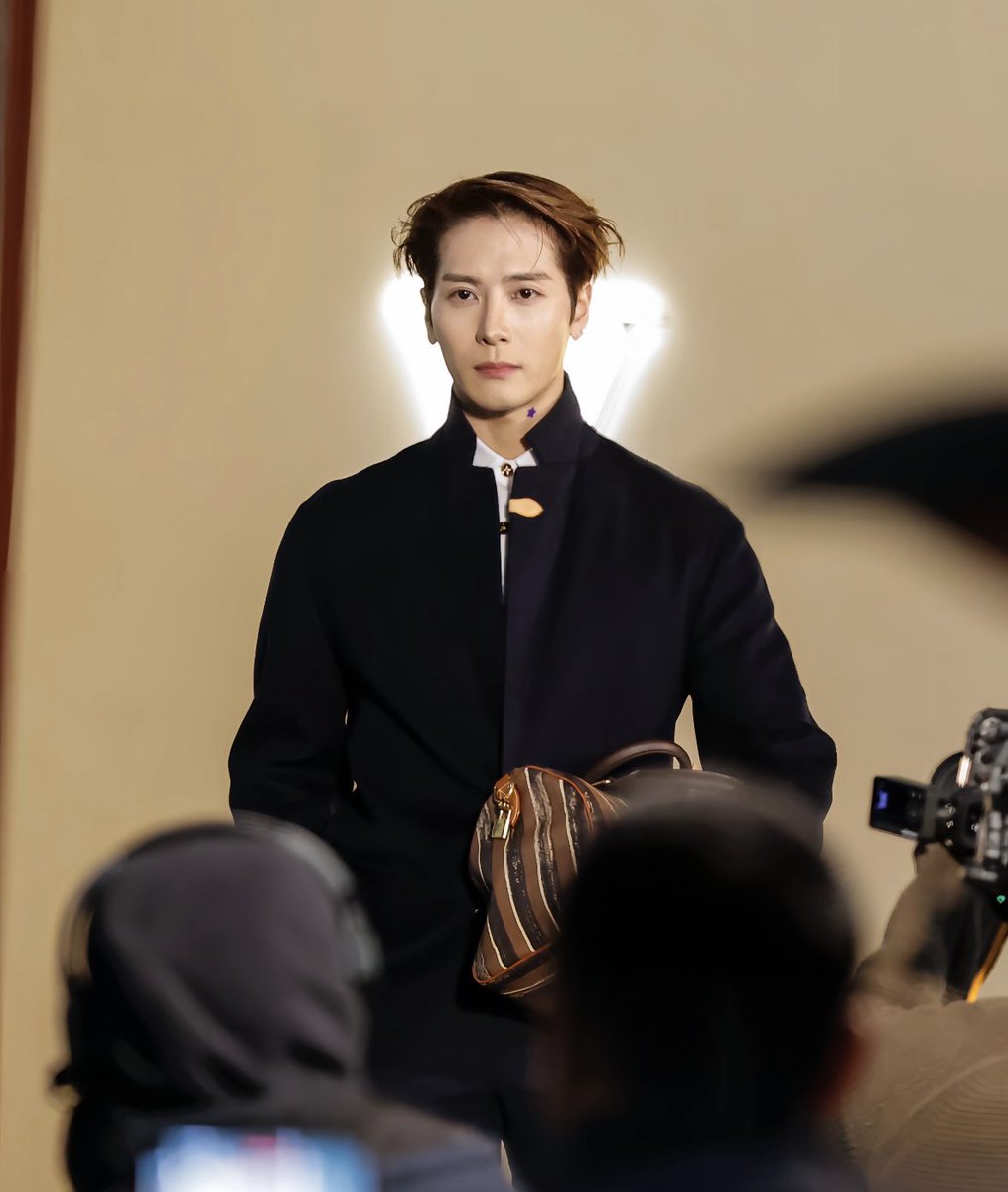 gunggginggg's tweet image. ดั่งแก้วดั่งแสงจริงๆ ออร่าเจิดจรัสมากก✨
#JacksonWang 
#JacksonWangxLouisVuitton