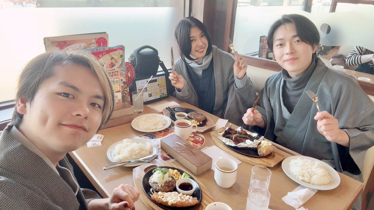 着物deココス🍽️
今日は「一張一弛」3人で新ブロマイドの撮影📸
強風で極寒だったので、撮影後はココスであったかごはんに救われました。笑

写真はCD制作応援ブロマイド第5・6弾で公開予定✨
お楽しみに☺️🎶