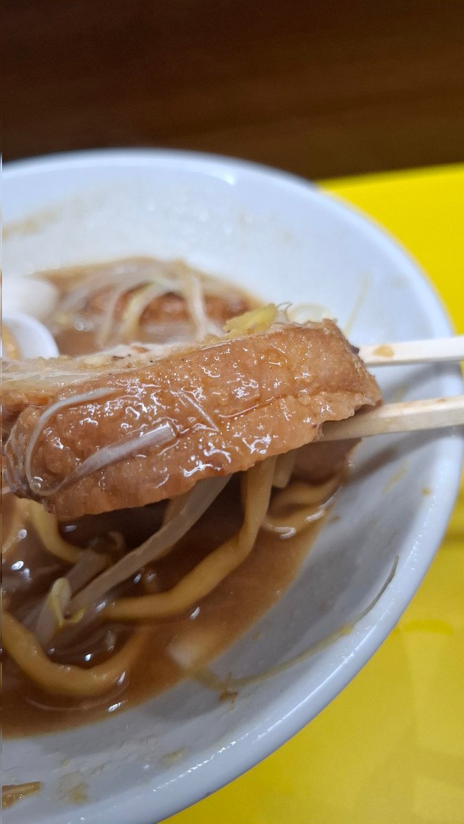 仕事帰りの途中、次男から｢おかず全部たべちゃった｣とLINE。🍜チャン～ス❇️
#豚が１番　☆脂が2番さんで晩ごはん🍜

１番セット(スキヤキ玉子)

今日のスープも豚出汁のパンチの効いた激ウマスープ🏆
豚もヤワヤワたまんね～😋
俺の中では煮干酢はマスト👍️
もちろん完飲
ご馳走さまでした🥚🐽🙇