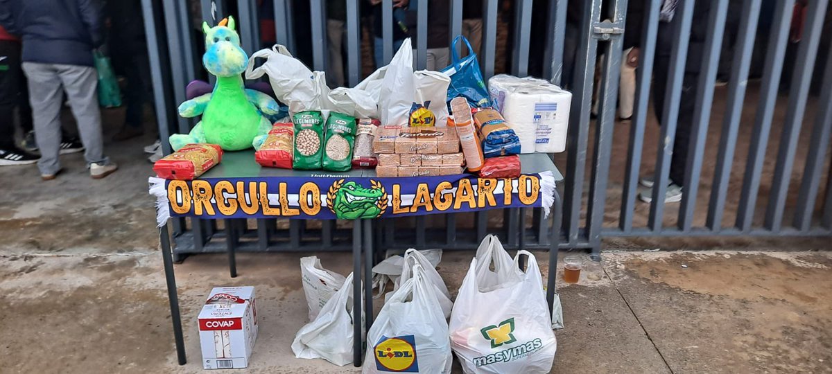 OL2006's tweet image. Entrega de alimentos recogidos en el último partido para la asociación Jaén Solidario.