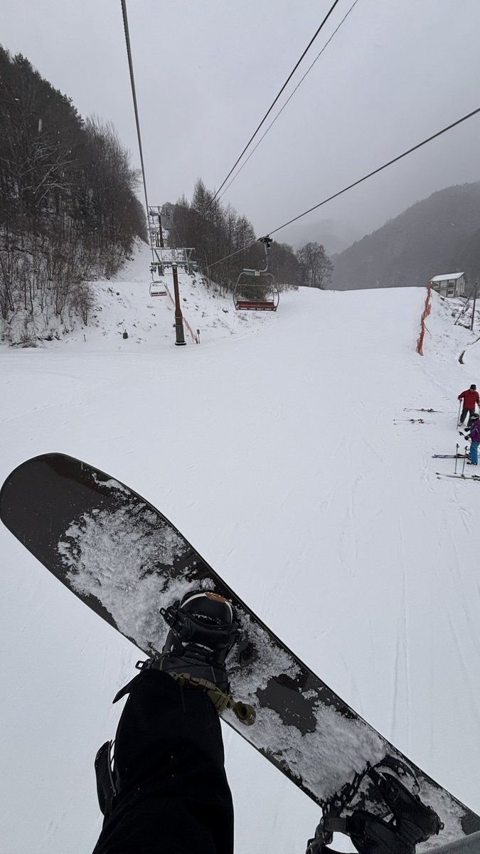 91emon's tweet image. TDH「凝縮地形」シェイクダウン。

バナパイとの比較になるけど、まずトーションは柔らかめ。キャンバーとサイドカーブがハッキリしてるからかカービングもいけそう。かわりにバナパイにあった直進性は薄い。
おいらが求めるオールラウンドな板に近くて楽しい♪