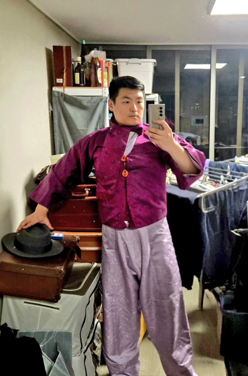 info059's tweet image. 지인 분의 소개로 상하의 조끼 마고자 목도리까지 구했습니다.
원래는 무늬와 화려한색을 안좋아하는데 싸게 업어왔고 오래된 한복이니 조아쓰 
이렇게본 뭔가 악덕지주가 된 느낌ㅋㅋ