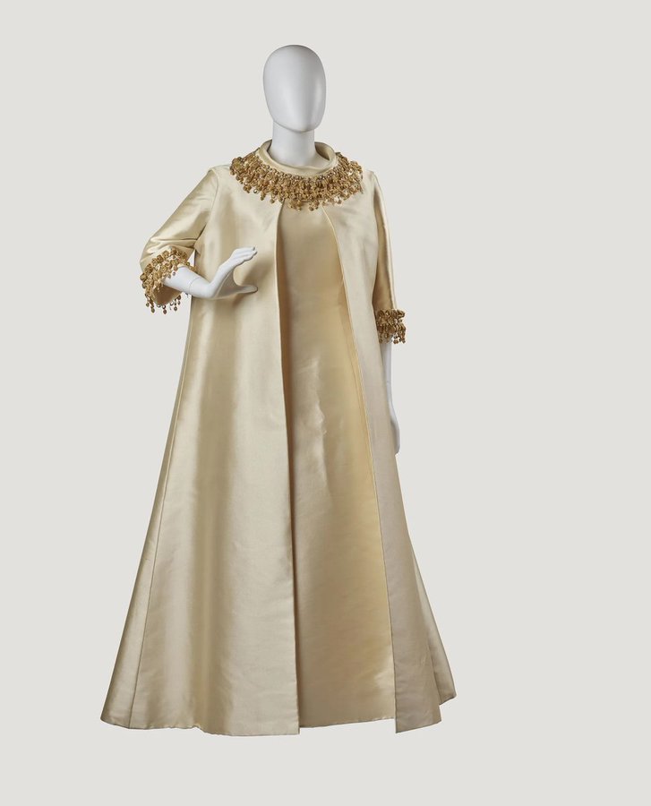 A little #frockingfabulous First Lady styling, by #Balmain. #Fashionhistory of 1964, vua Artcurial.