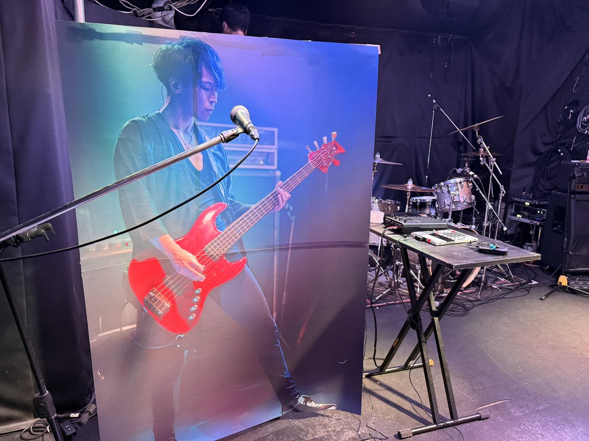 Kento_LABORAT's tweet image. ギルドさんイベント、O.A.ありがとうございました！

皆さん風吹の中ご苦労様でした🙇‍♂️

今日は3人だと画が寂しいので6,952円の等身大ゆーすけくんを用意しました。
(既存写真にAIで足とベースのヘッドを生やしてます)

改めて今年もよろしくお願いします🙌…