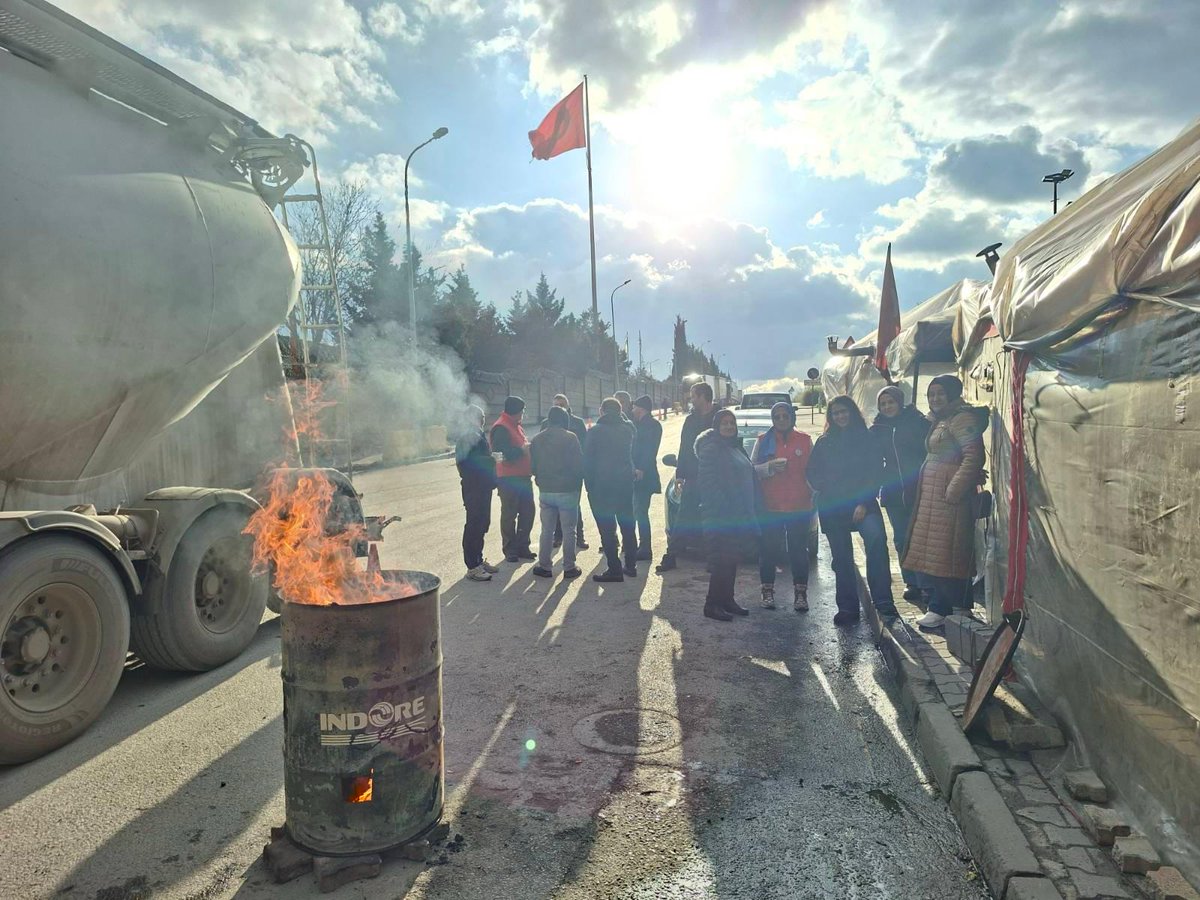 📍Gebze 
Smart Solar işçileri kar fırtına demeden 84. gündür ekmekleri ve onurları için grevdeler.
Smart Solar İşçisi Kazanacak Biz Kazanacağız!
#SmartSolar
