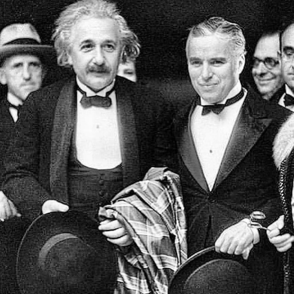 Cuando Einstein y Chaplin se conocieron, el físico le dijo al actor:

-Lo que admiro de usted es que su arte es universal, todo el mundo le comprende y le admira.

Chaplin respondió:

-Lo suyo es aún más admirable, todo el mundo le admira y practicamente nadie le comprende.