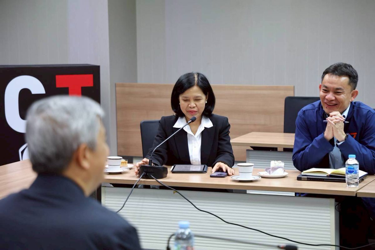 onenews31's tweet image. “เพียงพนอ” นำทีมบริหารรัฐบาลประชาชนพบองค์กรต่อต้านคอร์รัปชัน รุกเสนอแผนงานปราบโกง ยันเป็นรัฐบาลพร้อมเปิดทุกข้อมูล-ปฏิรูปจัดซื้อจัดจ้างทั้งระบบ เชื่อประหยัดภาษีได้กว่า 1 แสนล้าน
.
วันนี้ (13 ม.ค.69)  ที่อาคารศรีจุลทรัพย์ กรุงเทพมหานคร ทีมบริหารรัฐบาลประชาชน นำโดย นางเพียงพนอ…