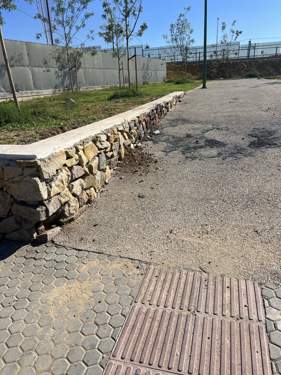 josecarlos10mg's tweet photo. @jlsanzalcalde @DtoMacarena @Ayto_Sevilla En todos no, en Su Eminencia tienes pbras paradas desde hace 3 años y nos has invertido ni un euro en mejorar los espacios públicos de este barrio, lo poco que se ha hecho a sido adecentar algunas puntos concretos. https://t.co/8YlxyK8lgb