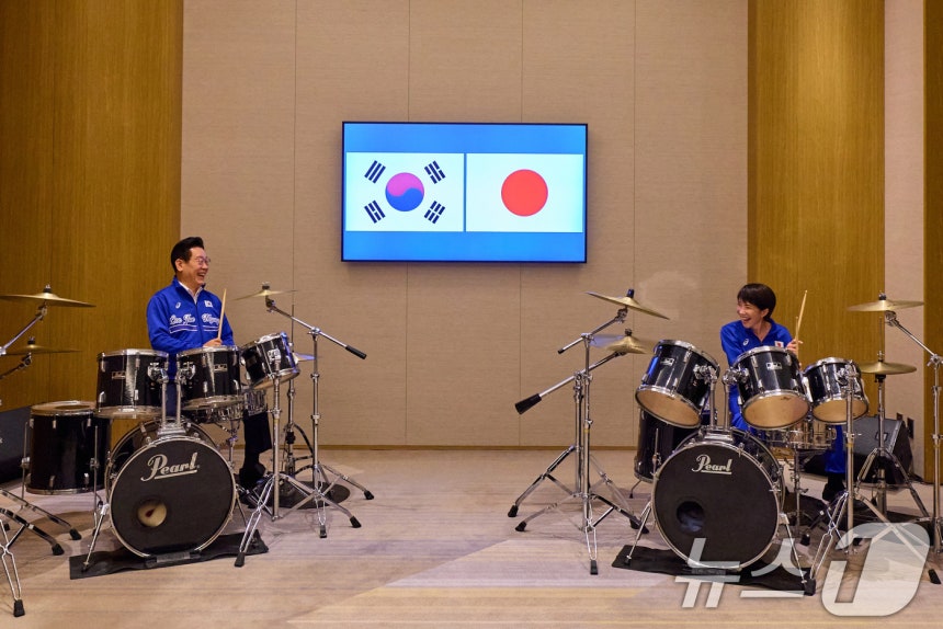 kkommi6's tweet photo. 한일 정상 '즉석 드럼 협주' https://t.co/L1PjaucprK