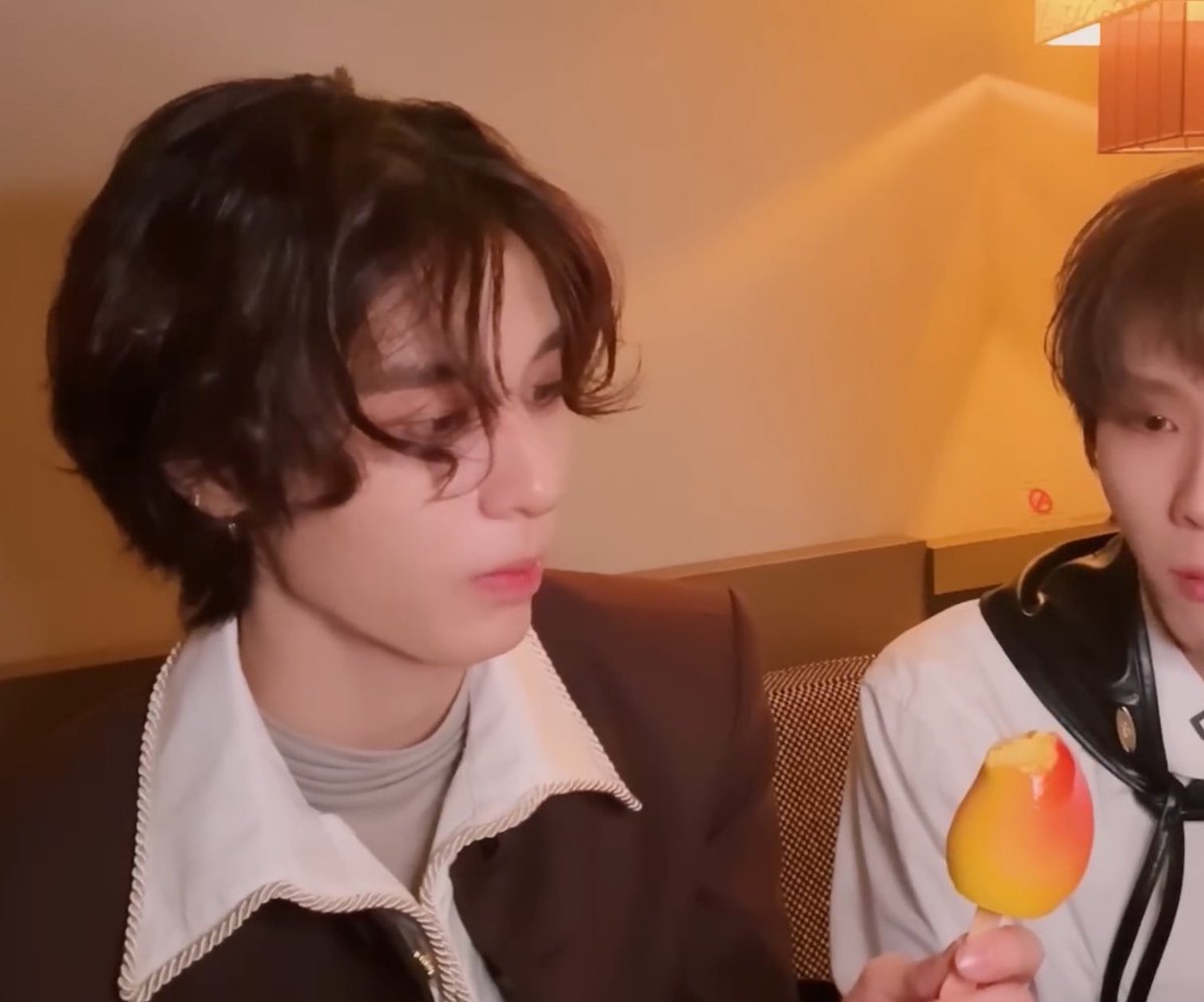 이한이 첫입 먹을 때 맨날 이만큼만 먹어 ㅋㅋㅋㅋ