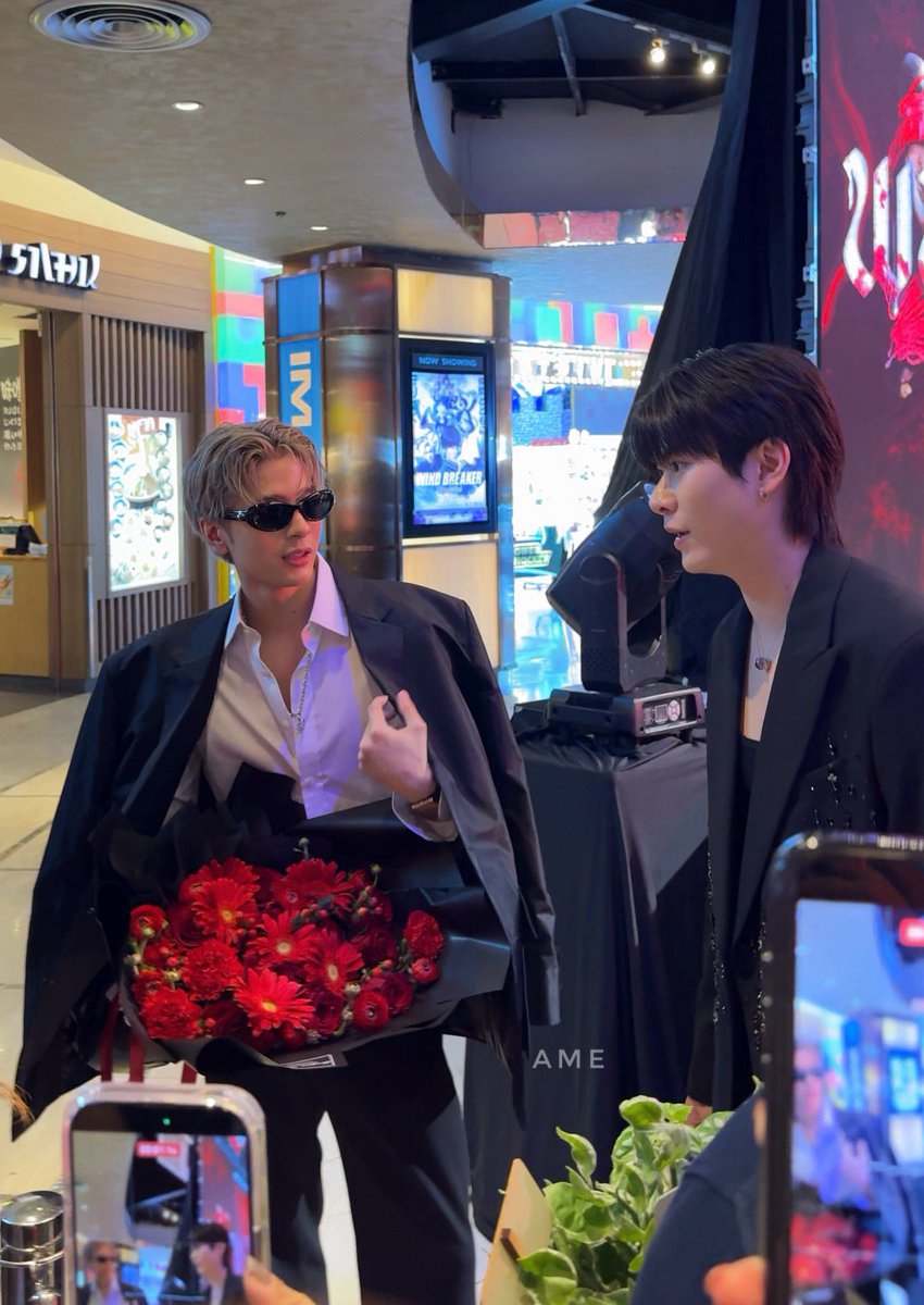 พี่เช่หอบดอกไม้มาให้น้องเปี๊ยกกก 🥹🌹

JACKIE AT PANOR2 GALA 

#JACKIE_PANOR2
#JackieJackrin
#XXSIVK