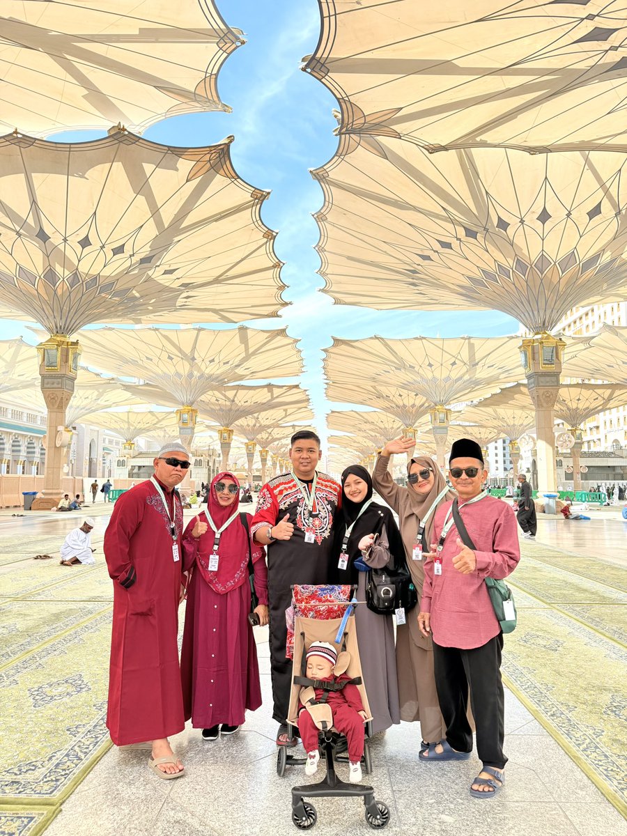 fradhanapd's tweet photo. Alhamdulillah Ya Rabb, Engkau mudahkan diriku membawa istri, anak, orang tua, mertua, dan adikku disini. Rahmat dan Berkati selalu Ya Allah; sungguh Engkau Yang Maha Penyayang. https://t.co/RVe0yNXNI1