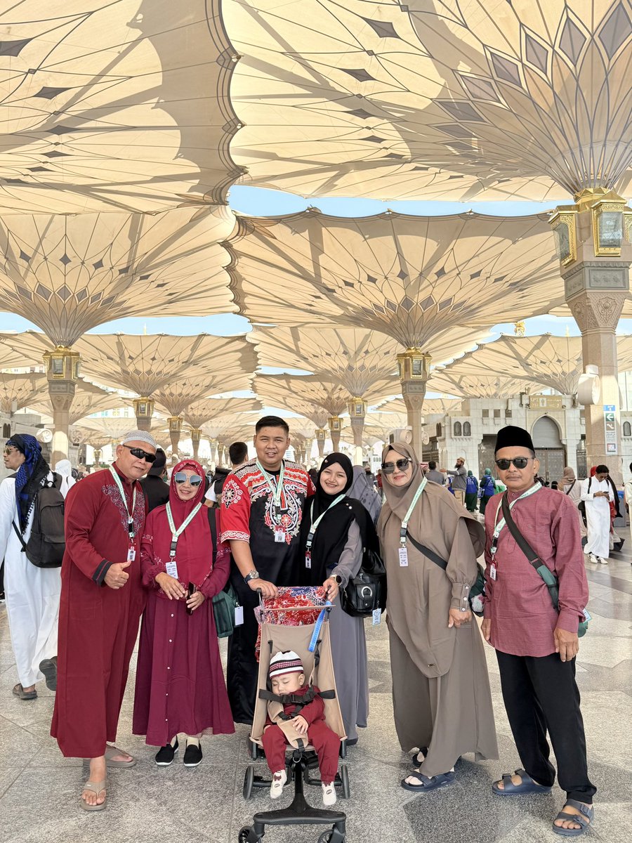 fradhanapd's tweet photo. Alhamdulillah Ya Rabb, Engkau mudahkan diriku membawa istri, anak, orang tua, mertua, dan adikku disini. Rahmat dan Berkati selalu Ya Allah; sungguh Engkau Yang Maha Penyayang. https://t.co/RVe0yNXNI1