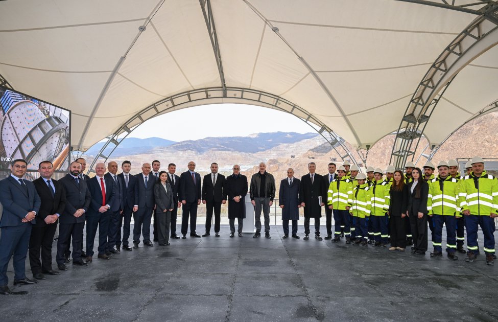 Azergold_QSC's tweet photo. Azərbaycan Respublikasının Prezidenti İlham Əliyev yanvarın 13-də Ağdərə rayonunun Canyataq kəndində “Dəmirli” Filiz Emalı Kompleksinin fəaliyyəti ilə tanış olub.
Ətraflı məlumat üçün: https://t.co/ulZwRr459R
#AzerGold #azerbaycan #azerbaijan #bakı #baku #AzerGoldQSC https://t.co/YzMhyR3ck6