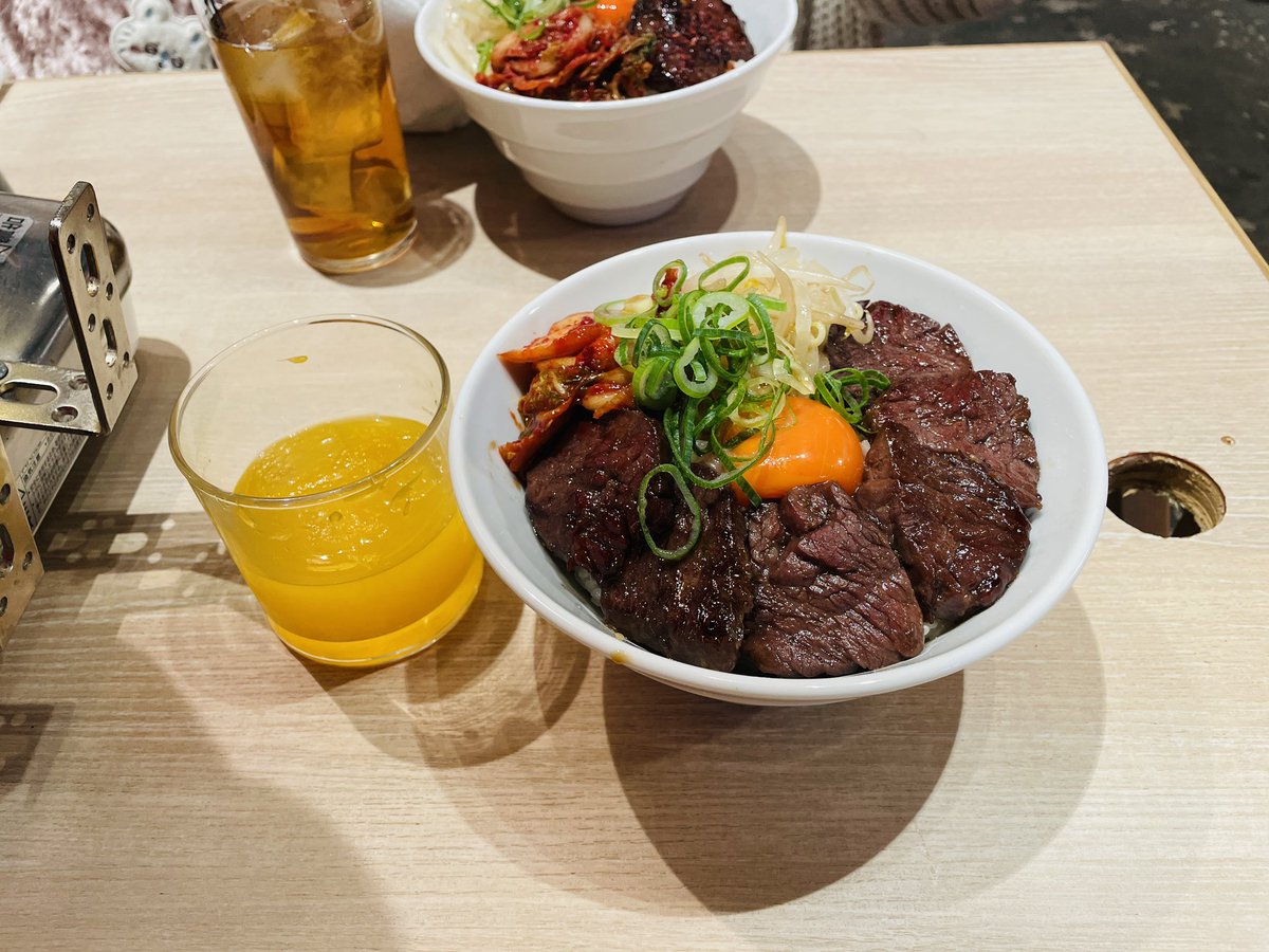 改めてインテお疲れ様でした！インテで差し入れいっぱいでうれちい💓インテ、朝から夜までりくちゃんを独り占めしたし、そんで初めて会うりくちゃんの前で、私の推しを前にすると目が合わせられない現象をばっちし見られてしまった😂🤦‍♀️ 

写真はあきらさんとりくちゃん🫶とアフターで食べたハラミ丼✌️