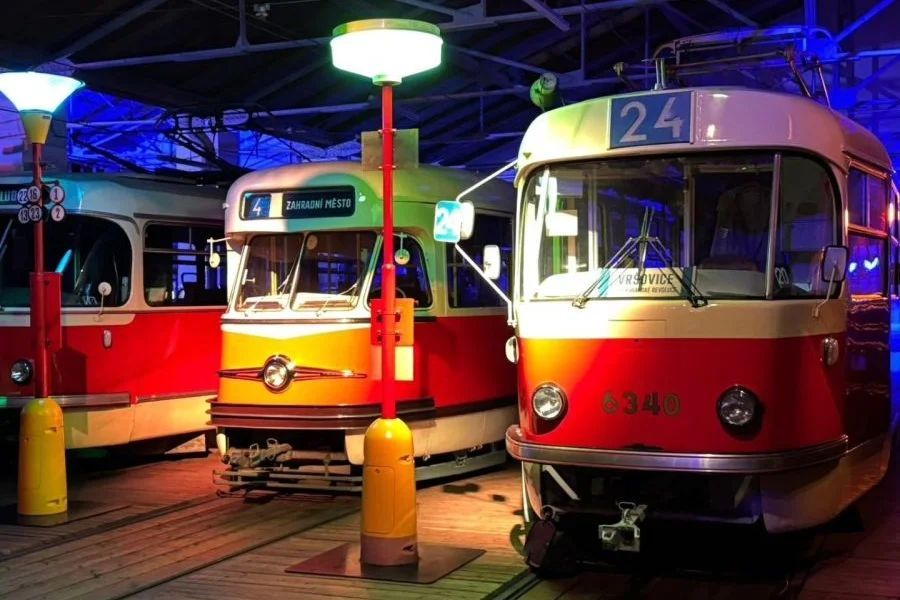 heiko_LE's tweet photo. Straßenbahnfreunde, ihr müsst nach #Prag: Das Nahverkehrsmuseum @DPPOficialni setzt historische Fahrzeuge - auch Busse - in einer nächtlichen Lichtshow in Szene. Noch bis Sonntag! https://t.co/ikHvjI2Bp6 https://t.co/x6bZou6I6Q
