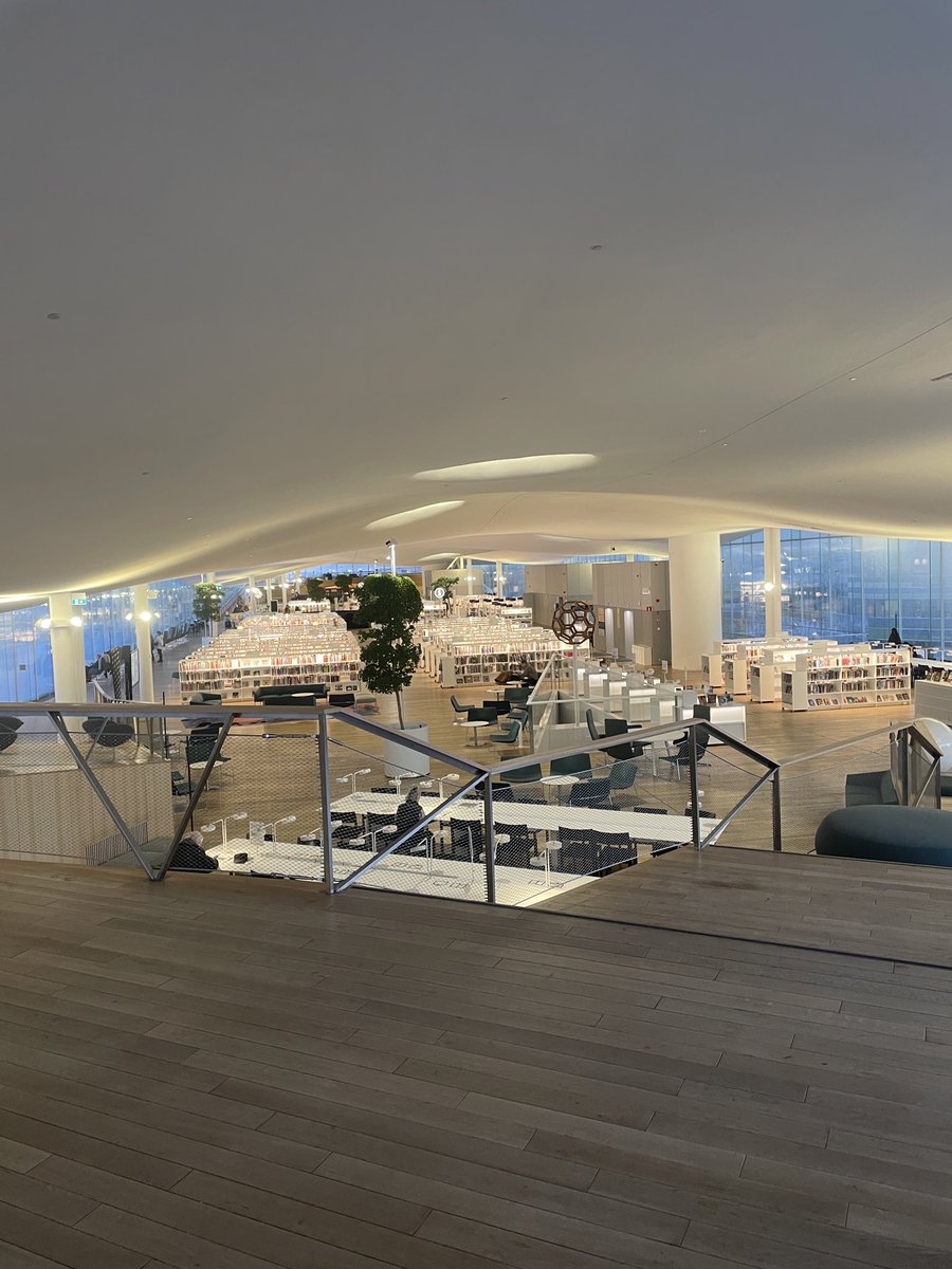 北欧感あるデザインの図書館📚 朝イチで行ったらゆったりした時間が