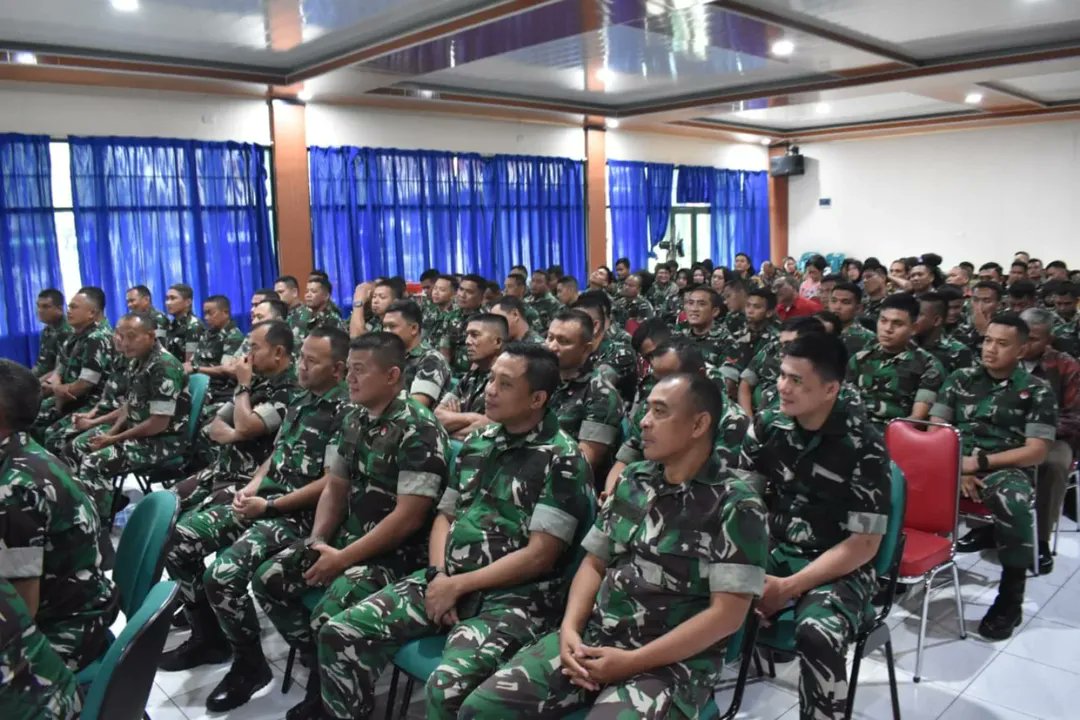 ajendam1bb's tweet photo. Medan - Kaajendam I/BB Letkol Caj Dwi Listyo Saputro Memberikan Pengarahan Kepada Seluruh Personel Militer Dan PNS Ajendam I/BB Dalam Rangka Jam Komandan Di Awal Tahun 2026 Yang Dilanjutkan Dengan Ramah Tamah Bersama Yang Dilaksanakan Di Aula Maajendam I/BB. (9/1/26) https://t.co/CEfWxn3PkZ