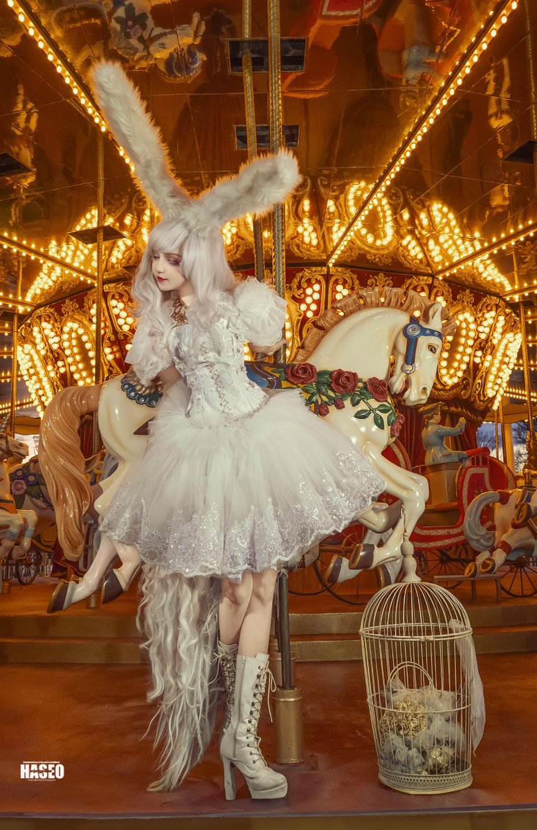 美しいメリーゴーランドの中に アンティークな鳥籠を持った 可愛い