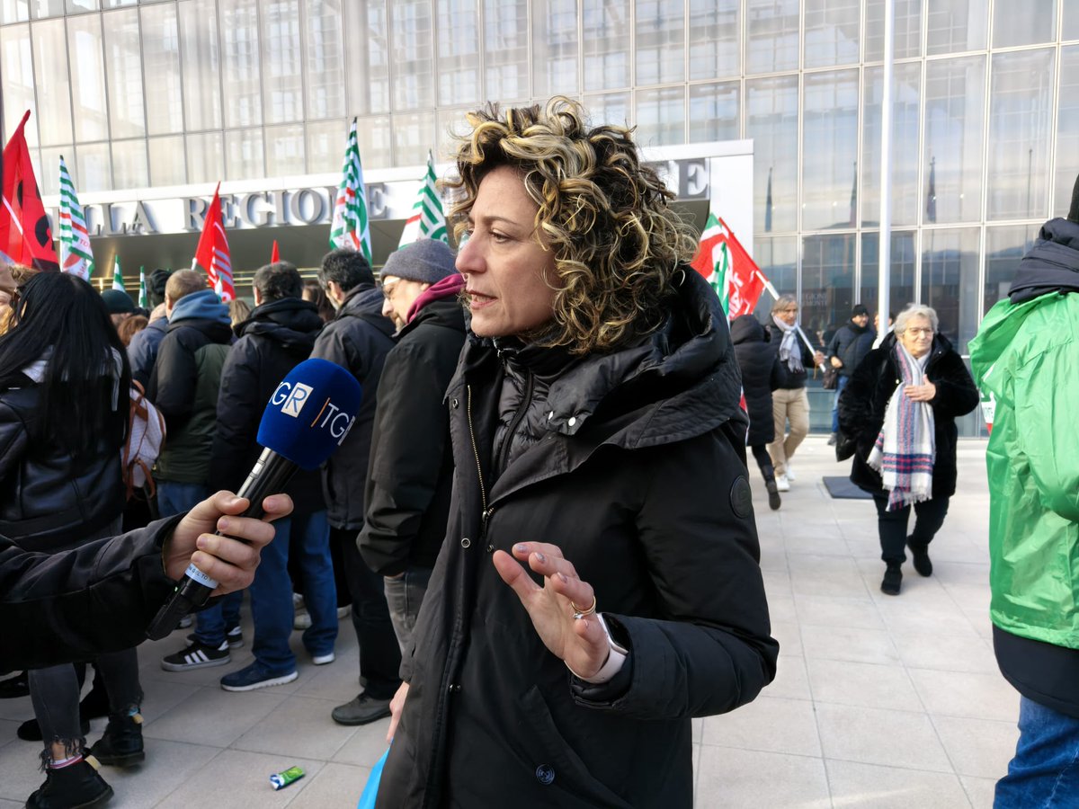 UilPiemonte's tweet image. Oggi, a Torino, davanti alla sede della Regione Piemonte, si è svolto il presidio dei lavoratori della Konecta organizzato da UILCOM, SLC CGIL, FISTEL CISL per protestare contro la decisione dell’azienda di chiudere le sedi di Asti e Ivrea e trasferire i 1100 dipendenti a Torino.