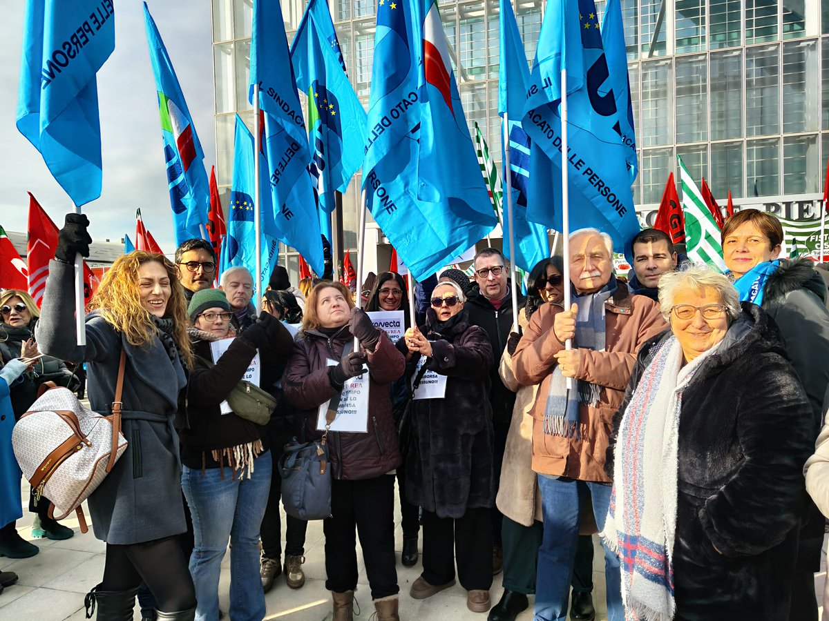 UilPiemonte's tweet image. Oggi, a Torino, davanti alla sede della Regione Piemonte, si è svolto il presidio dei lavoratori della Konecta organizzato da UILCOM, SLC CGIL, FISTEL CISL per protestare contro la decisione dell’azienda di chiudere le sedi di Asti e Ivrea e trasferire i 1100 dipendenti a Torino.