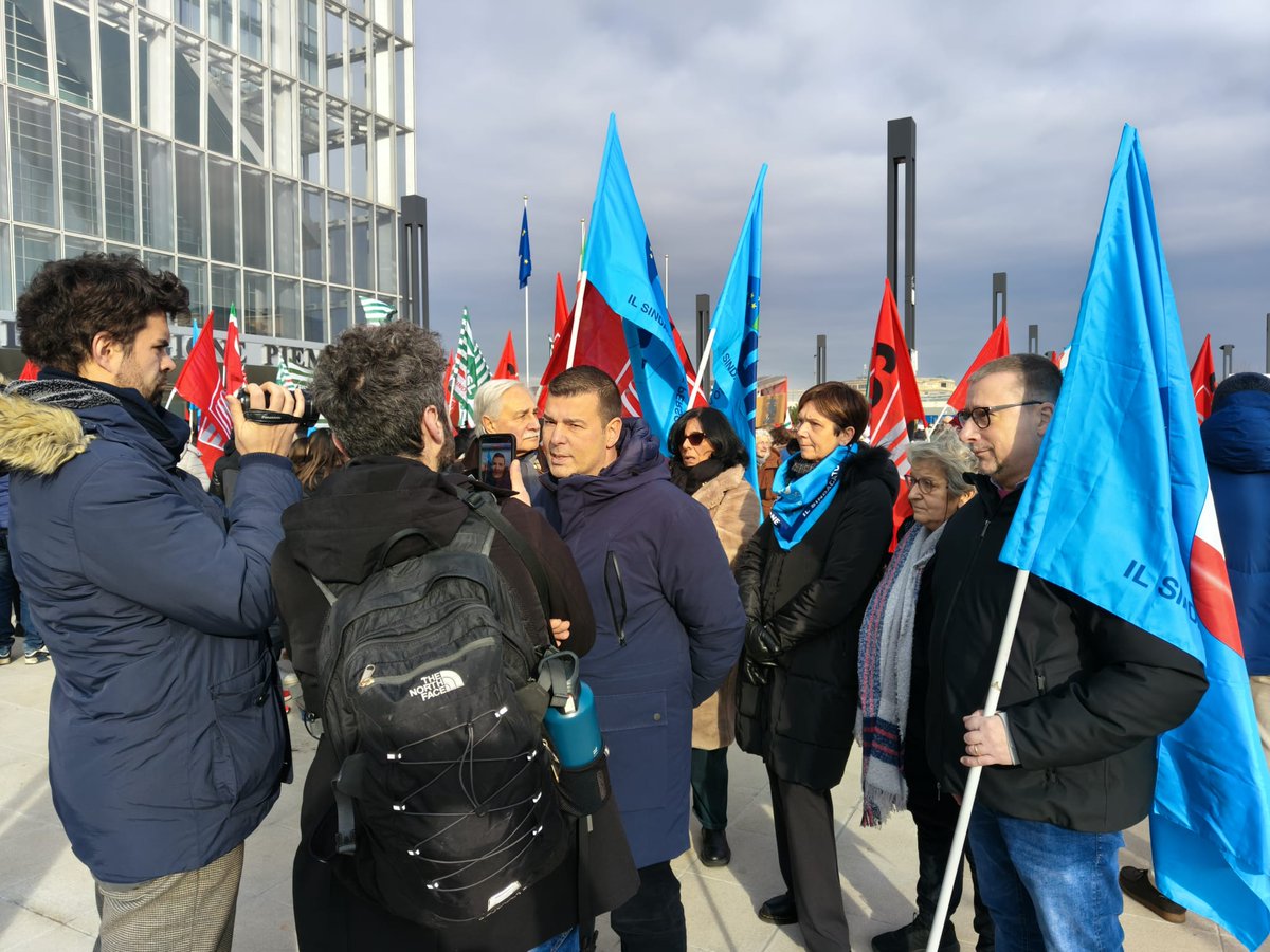 UilPiemonte's tweet image. Oggi, a Torino, davanti alla sede della Regione Piemonte, si è svolto il presidio dei lavoratori della Konecta organizzato da UILCOM, SLC CGIL, FISTEL CISL per protestare contro la decisione dell’azienda di chiudere le sedi di Asti e Ivrea e trasferire i 1100 dipendenti a Torino.