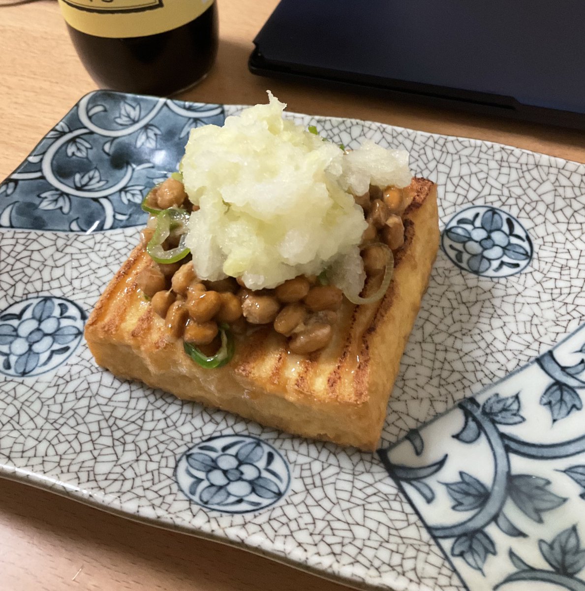 カリッと焼いた厚揚げに納豆と大根おろしをのせた
シンプルだけど美味しいんだよね！