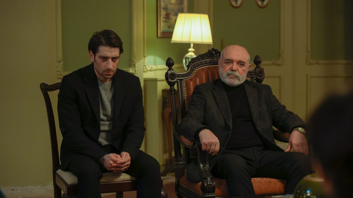 #Veliaht 17. 📸

Reyhan, Ayşe’nin uyarılarına rağmen Timur’dan uzak kalamaz ve birlikte geçirdikleri bir gecenin sabahında Zafer’e yakalanırlar. Gerçekler ortaya çıktığında aşklarını cesaretle sahiplenen Timur ve Reyhan, Zülfikar’la büyük bir yüzleşme yaşar. Yahya’nın paraları