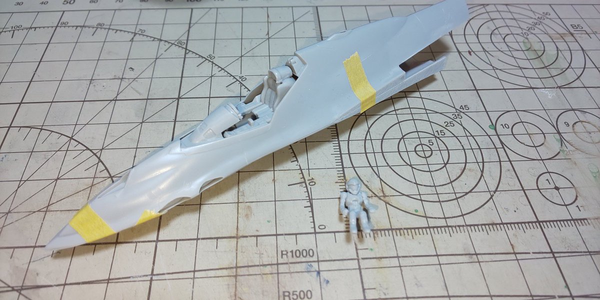 rianPSO2's tweet image. 次はこのキットを作るっぴ～(。-ω-)ノ
久しぶりのマクロスキットだっぴ🐸
まずはコクピット周りとパイロットの仮組だっぴ🐤
明日は胴体の仮組をやるっぴ～