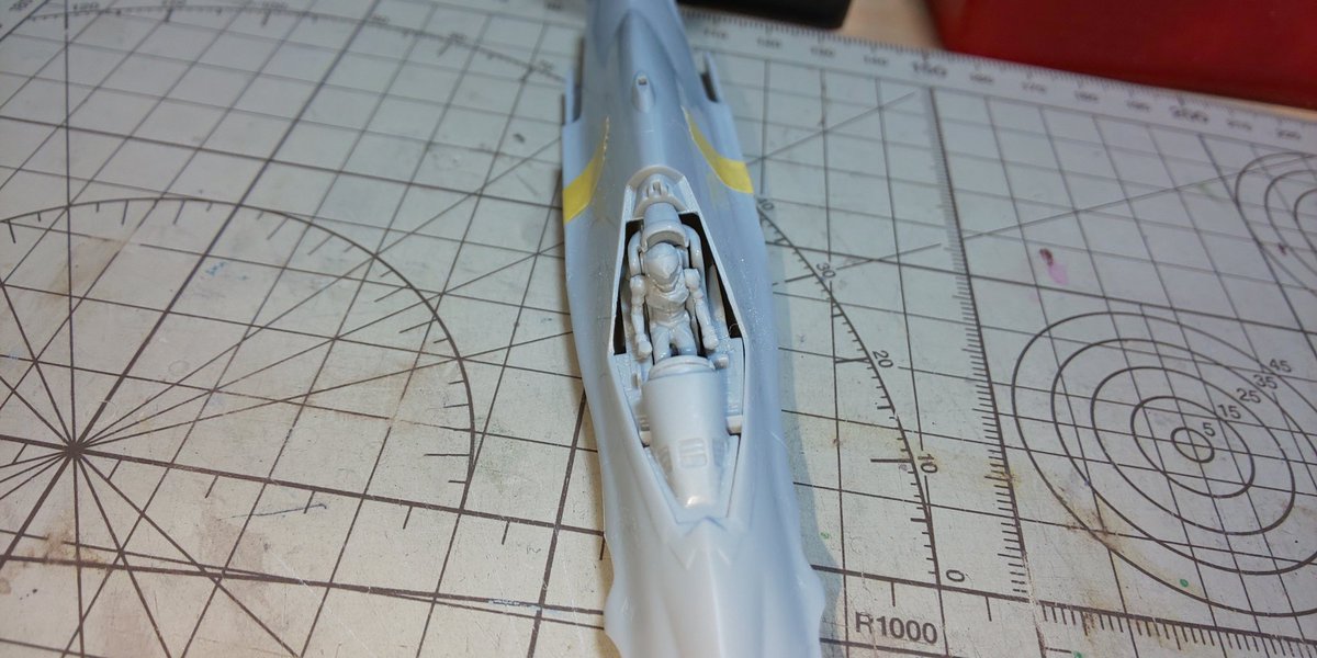 rianPSO2's tweet image. 次はこのキットを作るっぴ～(。-ω-)ノ
久しぶりのマクロスキットだっぴ🐸
まずはコクピット周りとパイロットの仮組だっぴ🐤
明日は胴体の仮組をやるっぴ～