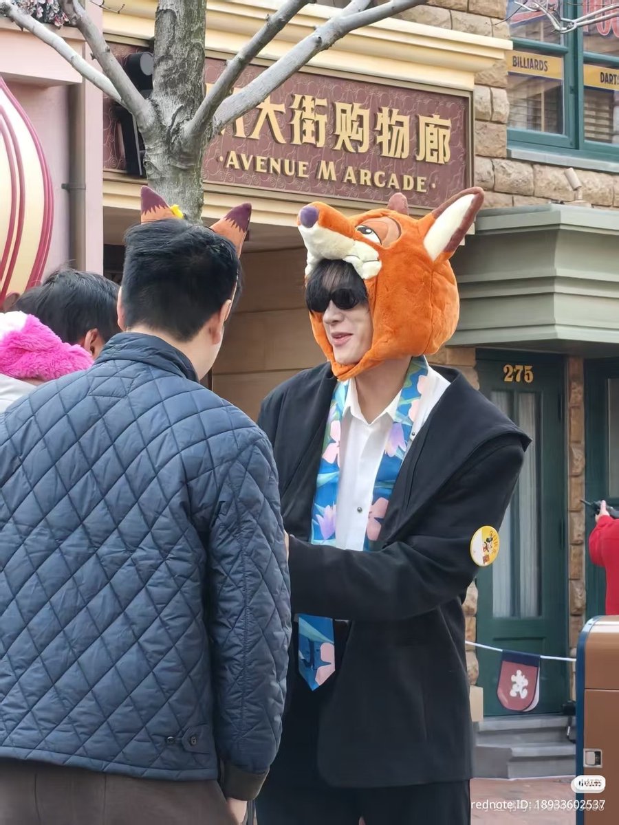 xiaoxindaily's tweet image. Today's Zhiwei 😆🦊 remember to bring rabbit headband for Zheng’er🐰

#ZhanXuan #展轩
#Happy29thZhanXuanDay