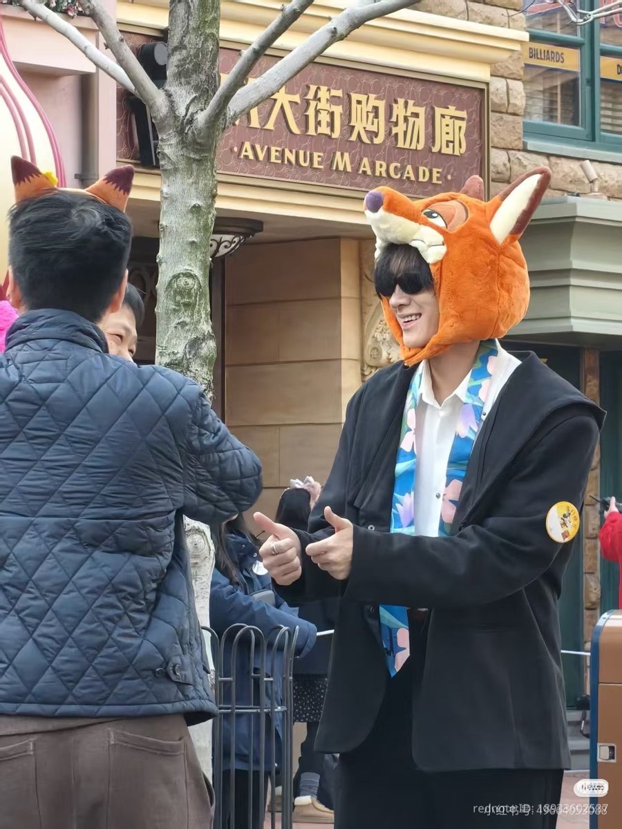 xiaoxindaily's tweet image. Today's Zhiwei 😆🦊 remember to bring rabbit headband for Zheng’er🐰

#ZhanXuan #展轩
#Happy29thZhanXuanDay