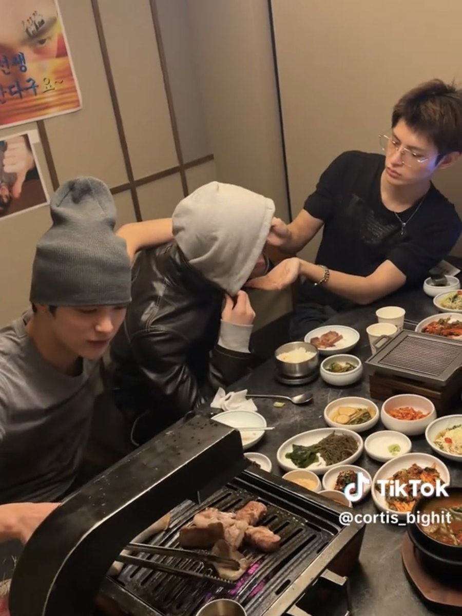 crtsfm's tweet image. he went from offering and sharing his food with everyone on a regular basis to being pampered and fed by everyone on his special day oh god i rly can’t do this rn 😭😭😭😭😭