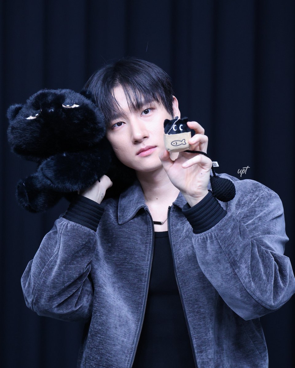 251123 위드뮤 대면 팬싸

고양이가 몇 마리야

#몬스타엑스 #MONSTA_X 
#임창균 #아이엠 #IM #CHANGKYUN