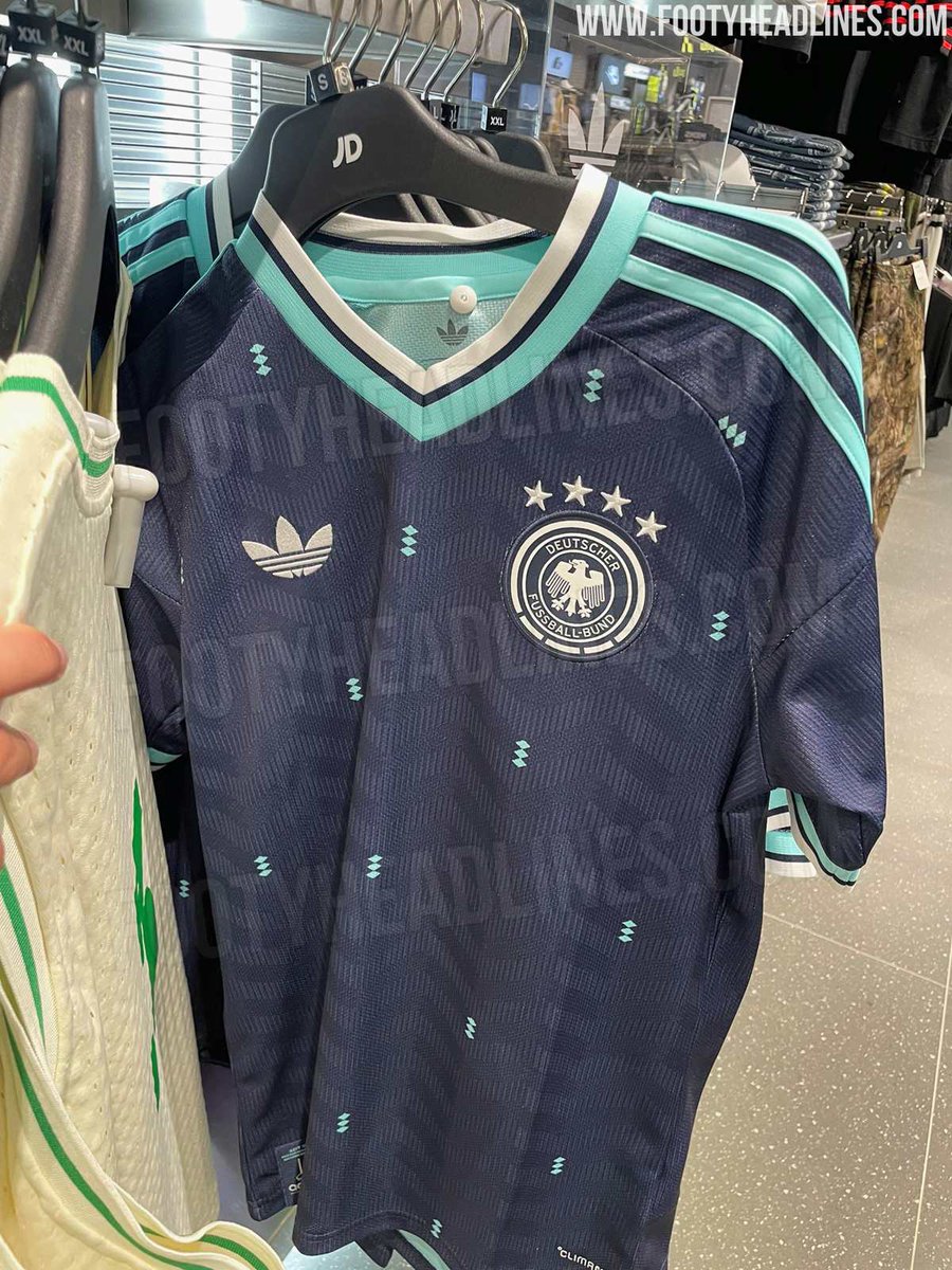 iMiaSanMia's tweet image. 📸🇩🇪 Germany's World Cup away shirt spotted for sale [@Footy_Headlines]