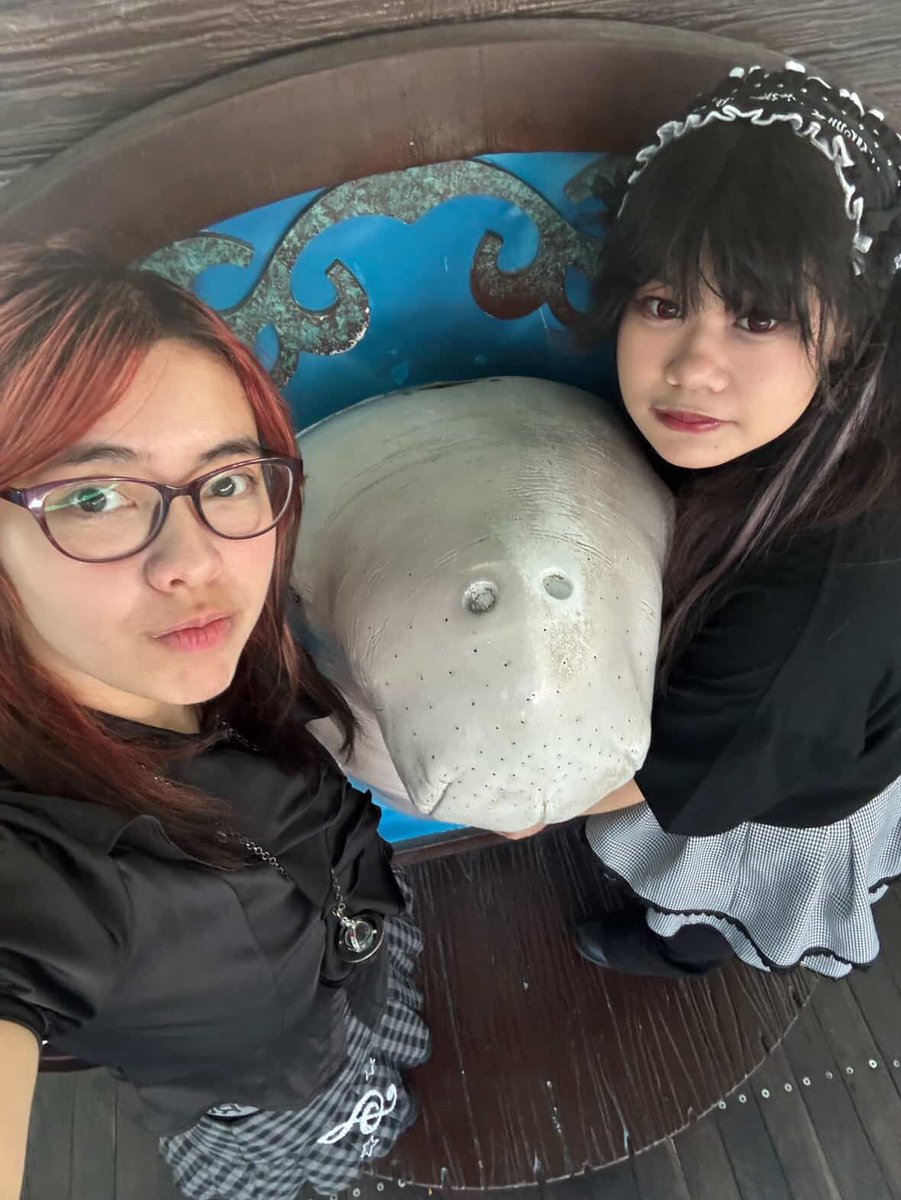 riumi_ksta's tweet photo. i went on an aquarium date with aya today (  .  ̫ .  )♡ it was a lot of fun getting to see all the stingrays and we got to meet spongebob様… https://t.co/FJVOsmG65d
