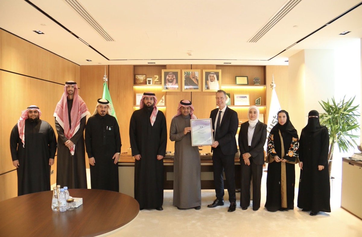 AliMmasrahi's tweet photo. سُعِدنا في منظومة #تجمع_مطارات_الثاني 
باستقبال الرئيس التنفيذي لـ المؤسسة الأوروبية لإدارة الجودة ( EFQM ) @russ_longmuir 
واستلام شهادة الاعتراف بالتميّز EFQM بأعلى درجة على المستوى الأول (نجمتان) وفق النموذج الجديد.

هذا الإنجاز يؤكد نضجنا المؤسسي وتطبيقنا لأفضل الممارسات العالمية في القيادة والحوكمة وإدارة الأداء، ويجسد التزامنا بنموذج مؤسسي متكامل يقود التحسين المستمر، واستدامة النتائج، وخلق القيمة.

وإذ نفخر بهذا التقدير، فإنّي أتقدم بخالص الشكر والتقدير إلى كافة الزملاء والزميلات بالمنظومة ، وإلى القائمين على هذا النجاح "قطاع الاستراتيجية والتطوير" على جهودهم الاحترافية ودورهم المحوري في تحقيق هذا المنجز ، وإلى مزيدٍ من المنجزات بعون المولى تعالى.