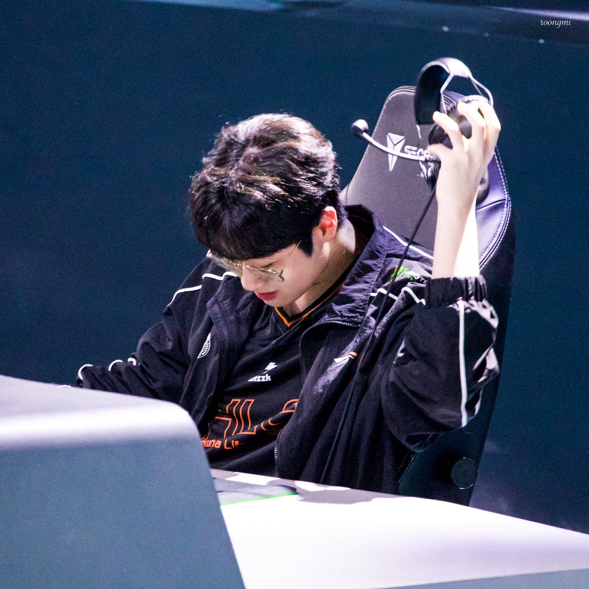 roongmi__s2's tweet photo. 260109 LCK SEASON OPENING

#ZEUS #제우스 #최��제 https://t.co/Ou4xTsAca0