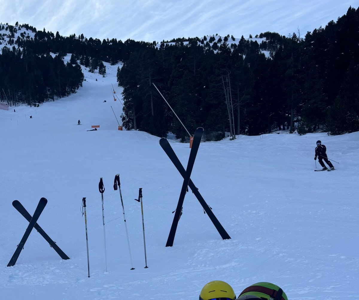 xavik64's tweet photo. Si algun dia us trobeu algú a pistes que no es troba bé o que possiblement ha tingut alguna lesió, senyalitzeu bé el lloc perquè la resta d’esquiadors ho puguin veure, després truqueu al control de l’estació per demanar ajuda.
#seguretat #pister #esquí #neu #muntanya https://t.co/rU6GI0NQw9