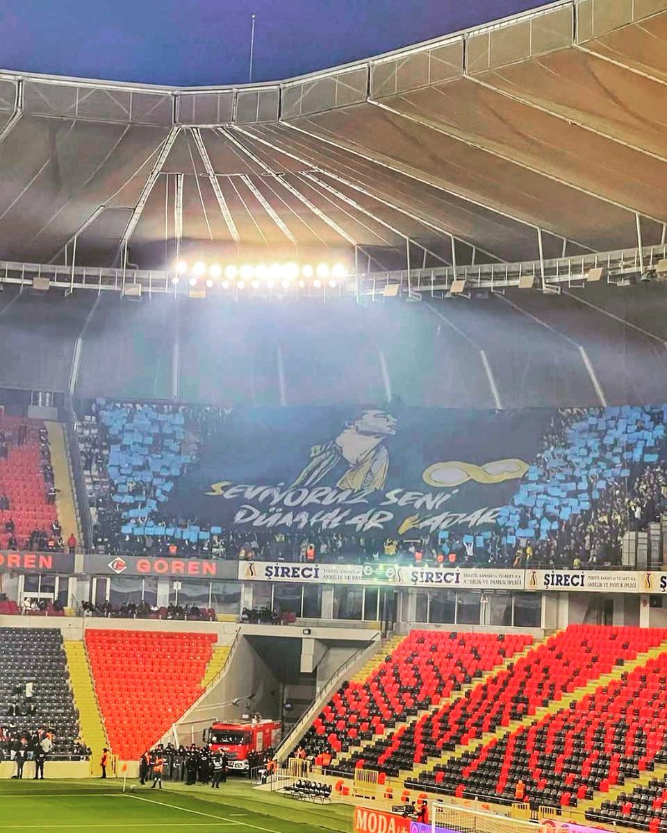 Unutmayız seni geçsede yıllar, 
S'eviyoruz seni dünyalar K'adar.
#SonsuzSadakatSefaReis