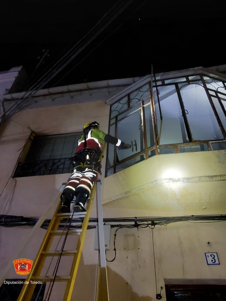 cpeistoledo's tweet photo. 📍Explosión de gas 💥🏠 Navahermosa 

Control de riesgos, medición y saneamiento en churrería por una fuga de gas con deflagración.

Interviene @CpeisToledo  #GuardiaCivil062 #Sescam #tecnicosgasbutano

#CpeisToledo
#Bomberos
#112clm https://t.co/s5rcxS8loe