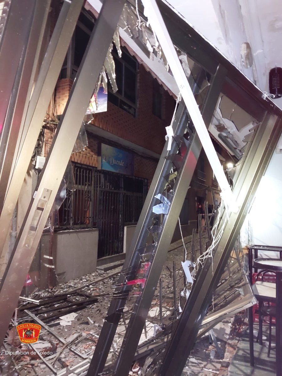 cpeistoledo's tweet photo. 📍Explosión de gas 💥🏠 Navahermosa 

Control de riesgos, medición y saneamiento en churrería por una fuga de gas con deflagración.

Interviene @CpeisToledo  #GuardiaCivil062 #Sescam #tecnicosgasbutano

#CpeisToledo
#Bomberos
#112clm https://t.co/s5rcxS8loe