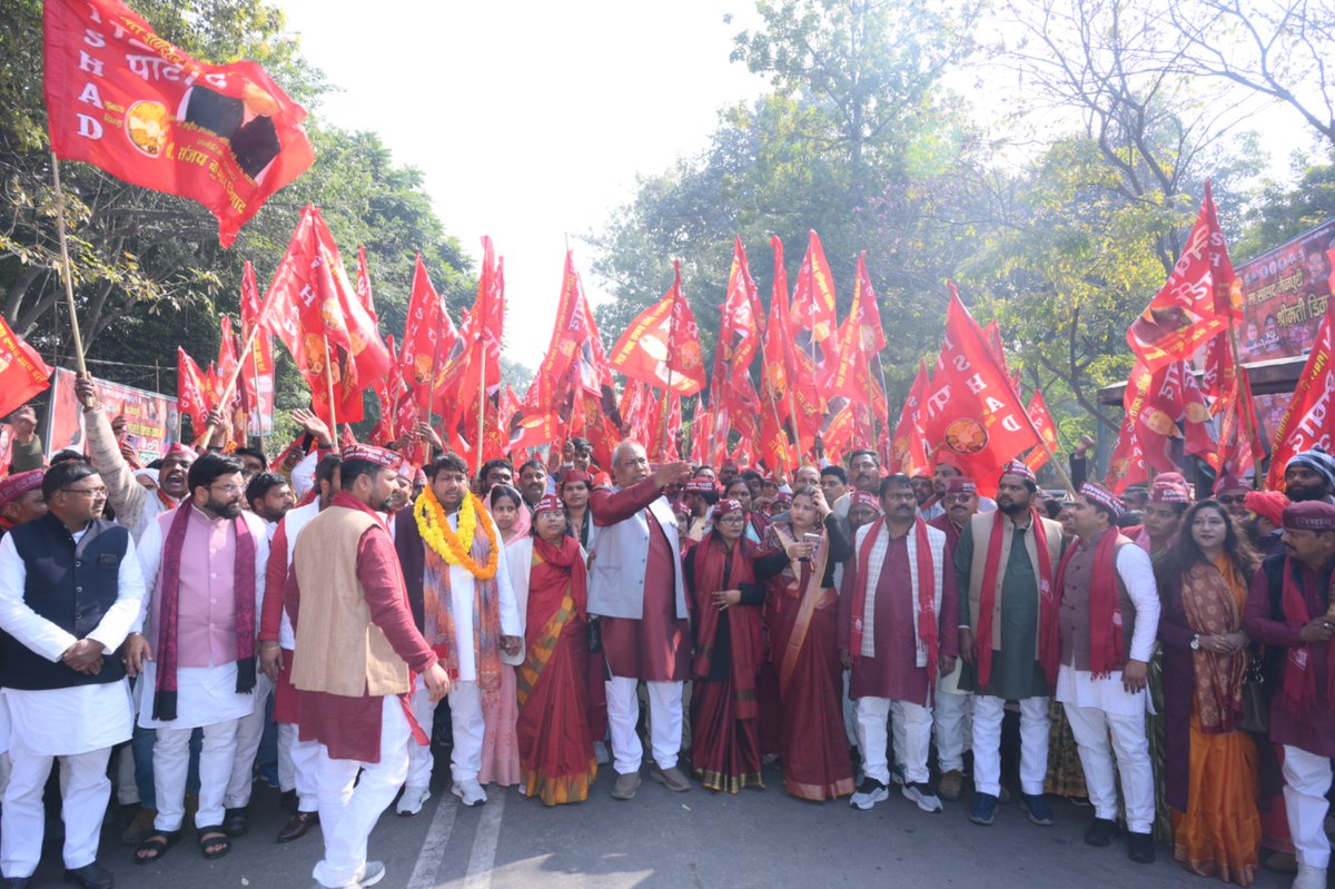 drsanjayknishad's tweet photo. 13वां संकल्प दिवस — संघर्ष से संकल्प तक!

माननीय मंत्री डॉ. संजय कुमार निषाद जी के नेतृत्व में
13वें संकल्प दिवस के अवसर पर
कार्यक्रम स्थल तक पदयात्रा निकालकर
संविधान, अधिकार और सामाजिक न्याय के प्रति
अटूट संकल्प को सशक्त रूप से प्रस्तुत किया गया।

यह पदयात्रा केवल रास्ता तय करने की नहीं,
बल्कि निषाद समाज के हक़, सम्मान और अधिकार
की निर्णायक लड़ाई का प्रतीक है।

लाखों कदम — एक संकल्प 
संघर्ष जारी है, जीत तय है

जय संविधान | जय सामाजिक न्याय

#13वां_संकल्प_दिवस
#PadYatra
#DrSanjayNishad
#NishadParty
#SamajikNyay