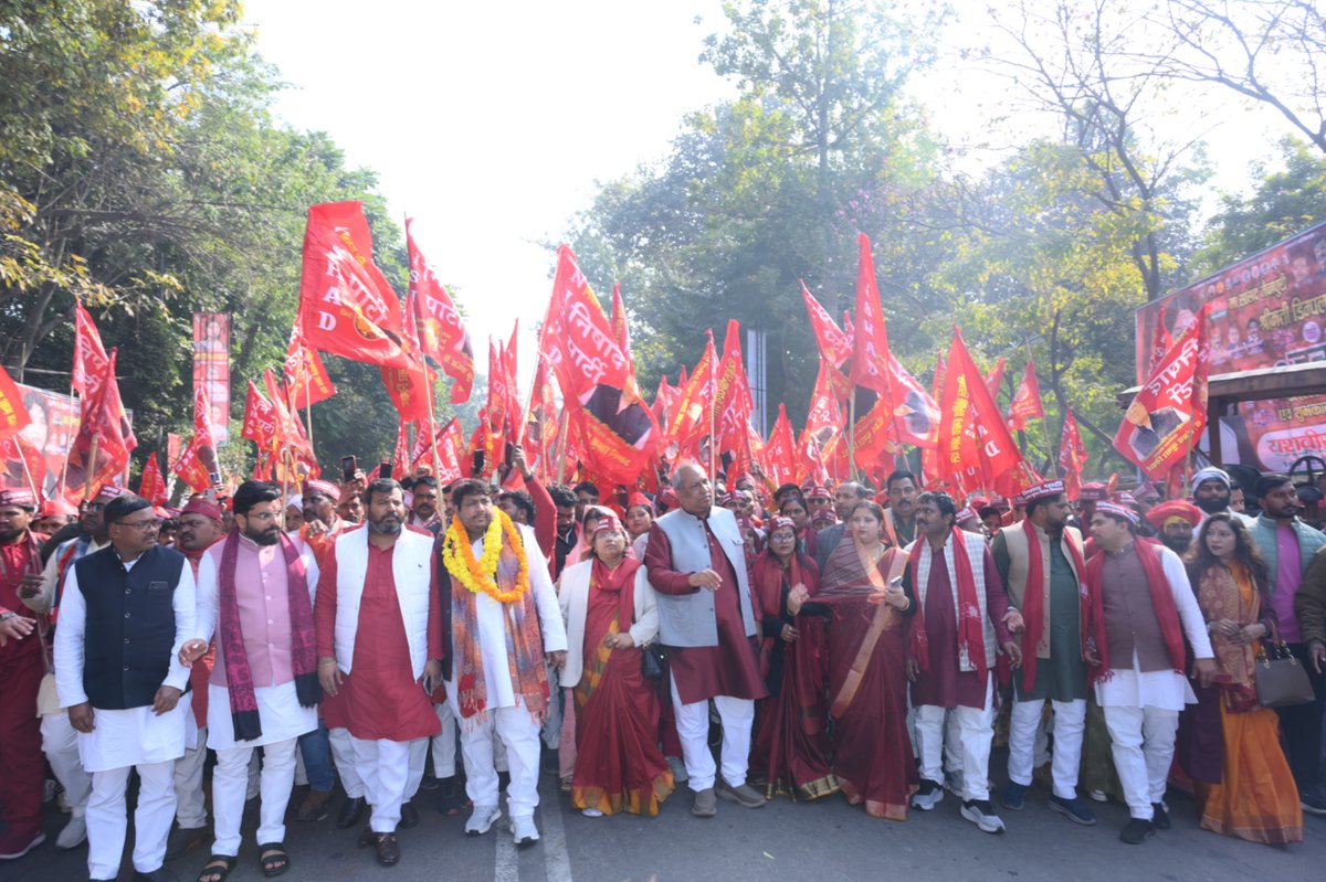 drsanjayknishad's tweet photo. 13वां संकल्प दिवस — संघर्ष से संकल्प तक!

माननीय मंत्री डॉ. संजय कुमार निषाद जी के नेतृत्व में
13वें संकल्प दिवस के अवसर पर
कार्यक्रम स्थल तक पदयात्रा निकालकर
संविधान, अधिकार और सामाजिक न्याय के प्रति
अटूट संकल्प को सशक्त रूप से प्रस्तुत किया गया।

यह पदयात्रा केवल रास्ता तय करने की नहीं,
बल्कि निषाद समाज के हक़, सम्मान और अधिकार
की निर्णायक लड़ाई का प्रतीक है।

लाखों कदम — एक संकल्प 
संघर्ष जारी है, जीत तय है

जय संविधान | जय सामाजिक न्याय

#13वां_संकल्प_दिवस
#PadYatra
#DrSanjayNishad
#NishadParty
#SamajikNyay