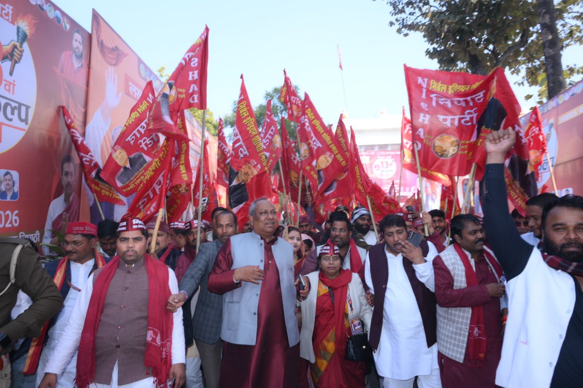 drsanjayknishad's tweet photo. 13वां संकल्प दिवस — संघर्ष से संकल्प तक!

माननीय मंत्री डॉ. संजय कुमार निषाद जी के नेतृत्व में
13वें संकल्प दिवस के अवसर पर
कार्यक्रम स्थल तक पदयात्रा निकालकर
संविधान, अधिकार और सामाजिक न्याय के प्रति
अटूट संकल्प को सशक्त रूप से प्रस्तुत किया गया।

यह पदयात्रा केवल रास्ता तय करने की नहीं,
बल्कि निषाद समाज के हक़, सम्मान और अधिकार
की निर्णायक लड़ाई का प्रतीक है।

लाखों कदम — एक संकल्प 
संघर्ष जारी है, जीत तय है

जय संविधान | जय सामाजिक न्याय

#13वां_संकल्प_दिवस
#PadYatra
#DrSanjayNishad
#NishadParty
#SamajikNyay