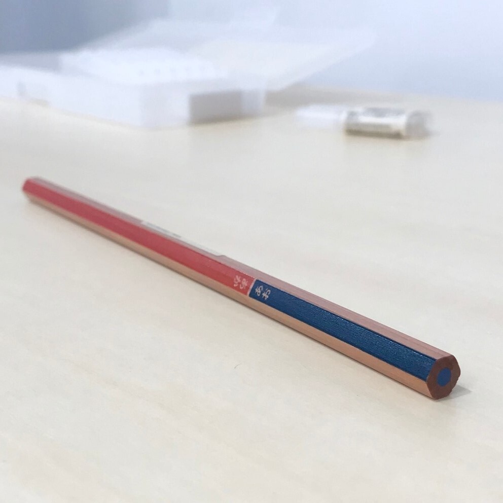 muji_net's tweet image. 小学校での使用頻度にあわせて、芯の比率を「赤7：青3」にしました。

muji.com/jp/ja/store/cm…