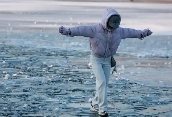 沈阳啊沈阳，我的故乡
轮椅扔掉了，就出来浪
冰河素裹千层玉
暖泉蒸腾万缕霜
 
雪吻冰棱凝素魄
烟笼汤池浣俗肠
且趁寒英飞落处
一襟风月醉疏狂