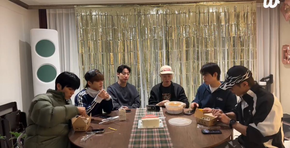 77h0hyo's tweet image. 아니저테이블이너무웃김

케이크까지 팔 닿는 애 없어?