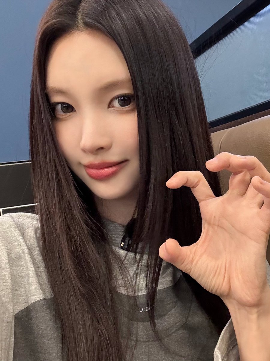 ILLIT_official's tweet image. [#DAILY_IT] 
다시 만난 윤아짱♡영옥짱 (ෆ`ᵕ´ෆ) 
오늘 윤아쌤 수업도 재밌게 들었나요~? 📚  

260113 @ 요즘 세상 사용법 
#YUNAH #윤아 #ILLIT #아일릿